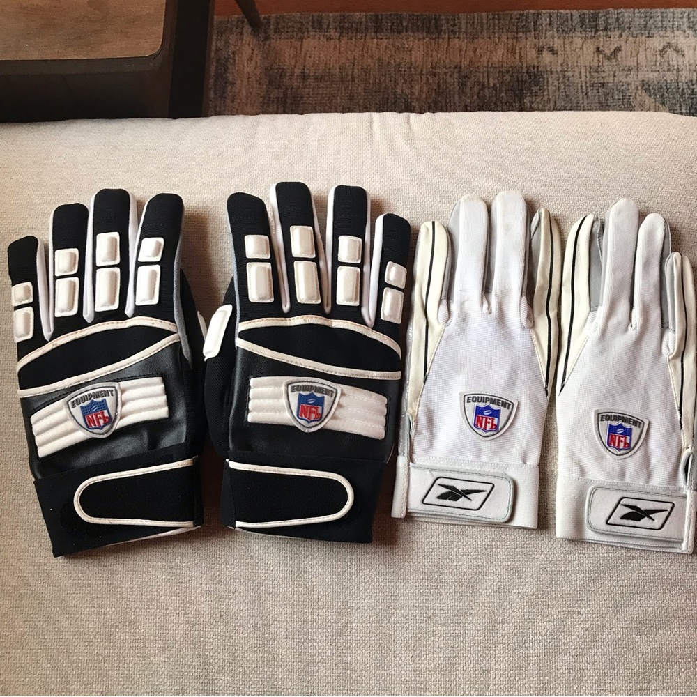 2 pairs of football gloves